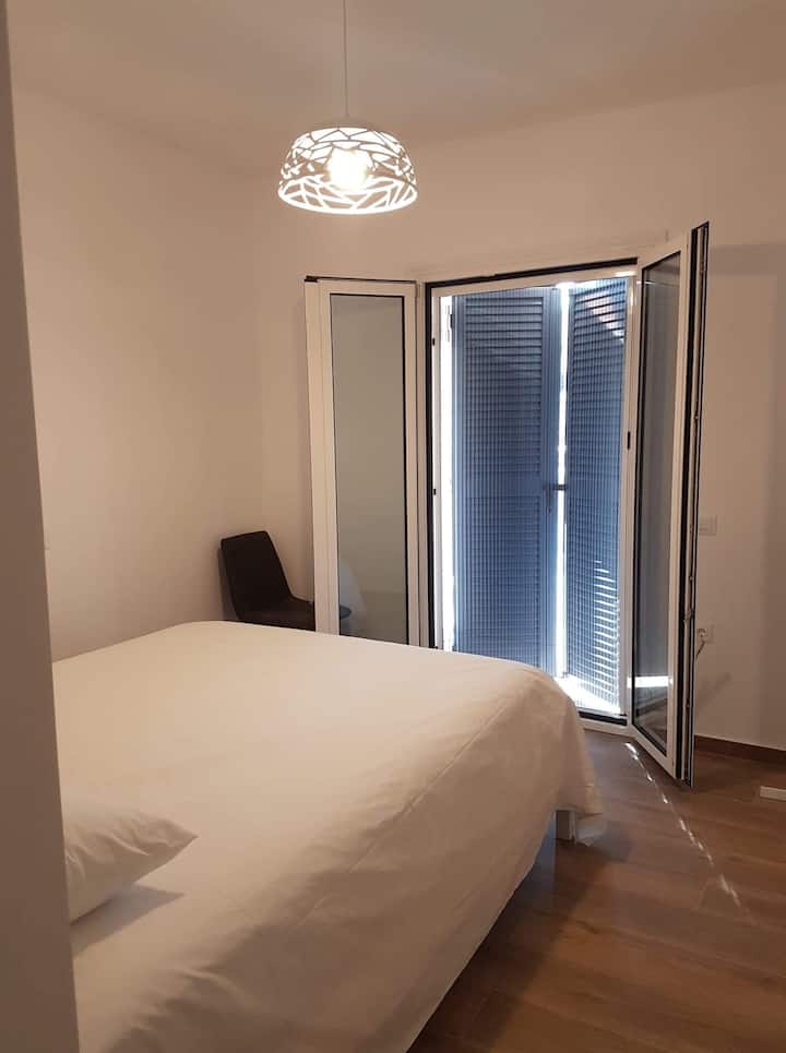 Dormitorios, camas tamaño queen con la parte superior acolchada, aire acondicionado.