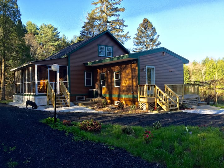 Berkshires Waterfront Lakehouse Cottages à louer à Lanesborough