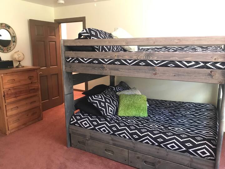 Საძინებელი 3: სრული ორსართულიანი საწოლი ორადგილიანი, სრულიად ახალი მეხსიერების ქაფის მატრასებით, რომლებიც ძალიან კომფორტულია. 