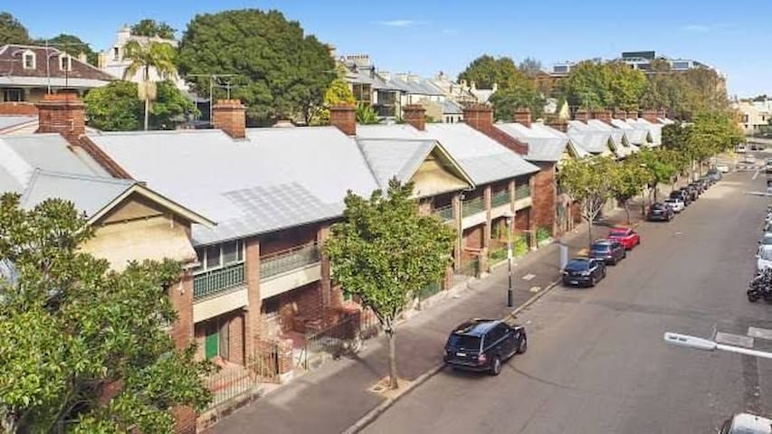 Historic Sydney Precinct, Walk to City & Opera