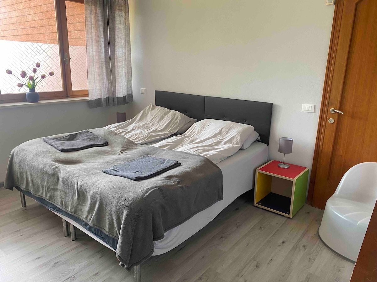 Dormitorio con una cama doble de 180 cm