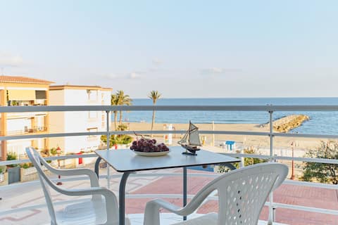 Waterfront home with WIFI pool and AC