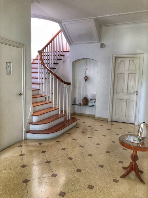 Hall de entrada. Escalera a la habitación .