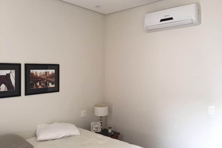 Suite 01, cama queen, ar
Kiyoyozi na Televisheni ya Kebo 