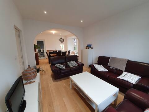 Large bright house 4 bedrooms downtown Brittany