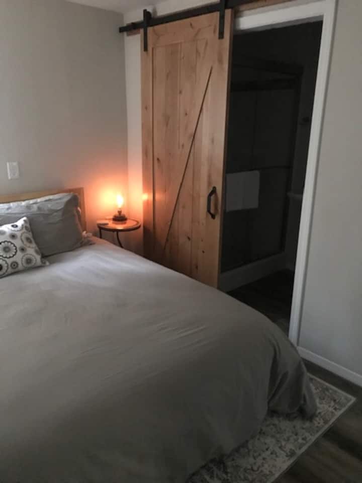 Ბეღლის კარი მიემართება სააბაზანოსკენ, Queen-ის საწოლი ლამაზი და მყარი. Რბილი ზეწრები და ფუმფულა ბალიშები. Საწოლების გვერდით სანათები სენსორული სანათებია!