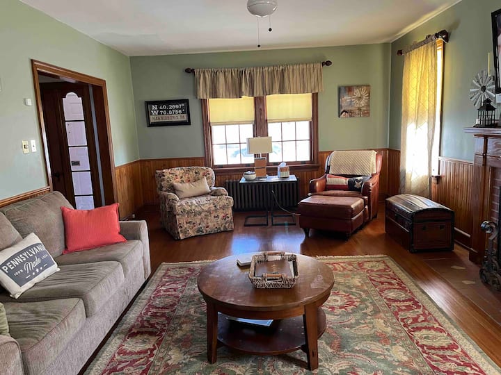 Всекидневна - багажник, пълен с игри и пъзели за семейно време.