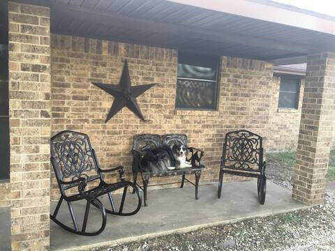 Ranch house w/paddock, stalls & trailer parking