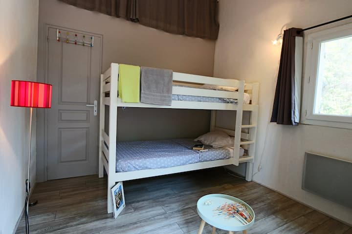 На горния етаж, спалня 4 е за деца; 2 единични двуетажни легла