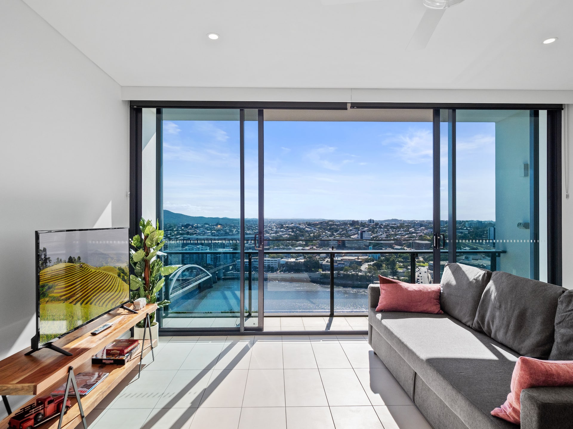 Full River View 26th Floor Apt. w/ Parking n Wifi