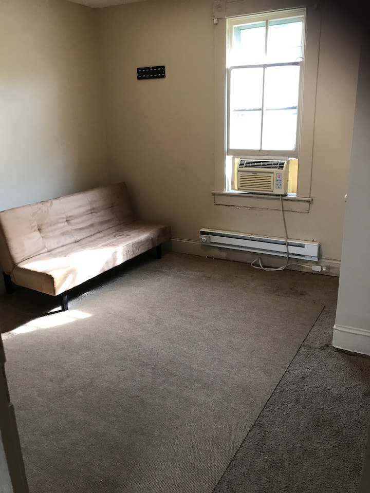 هذه غرفة نوم في الطابق الثاني وتحتوي على خزانة ملابس. كما تحتوي على نفس أريكة الفوتون الجديدة القابلة للتحويل إلى سرير.