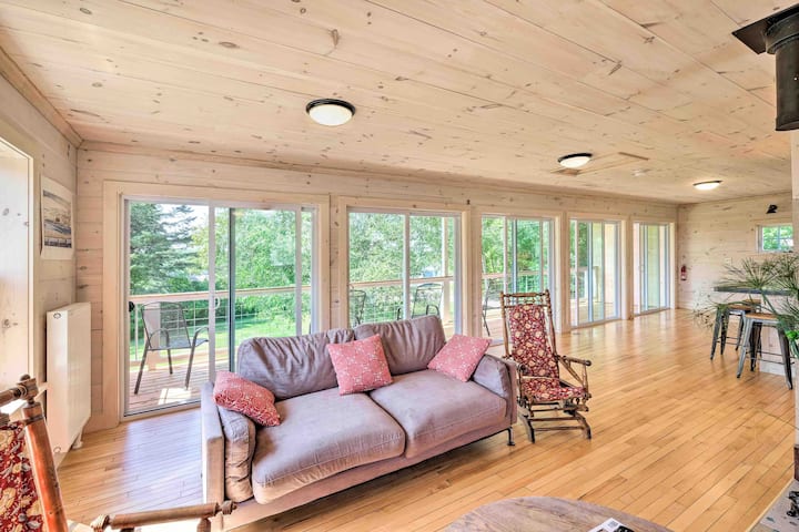 ห้องนั่งเล่นบนชั้น 2 แสดงประตูสไลเดอร์และทางเข้าดาดฟ้า