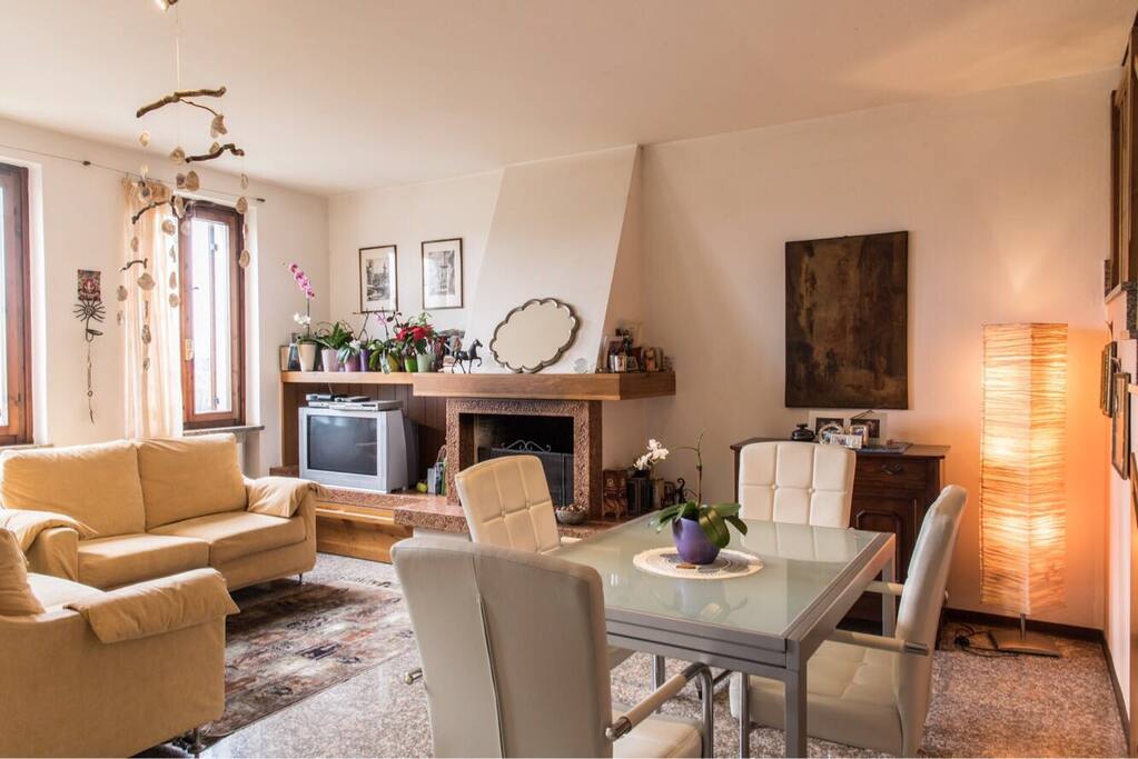 Questo e' il soggiorno/cucina, molto luminoso e affacciato sulla campagna