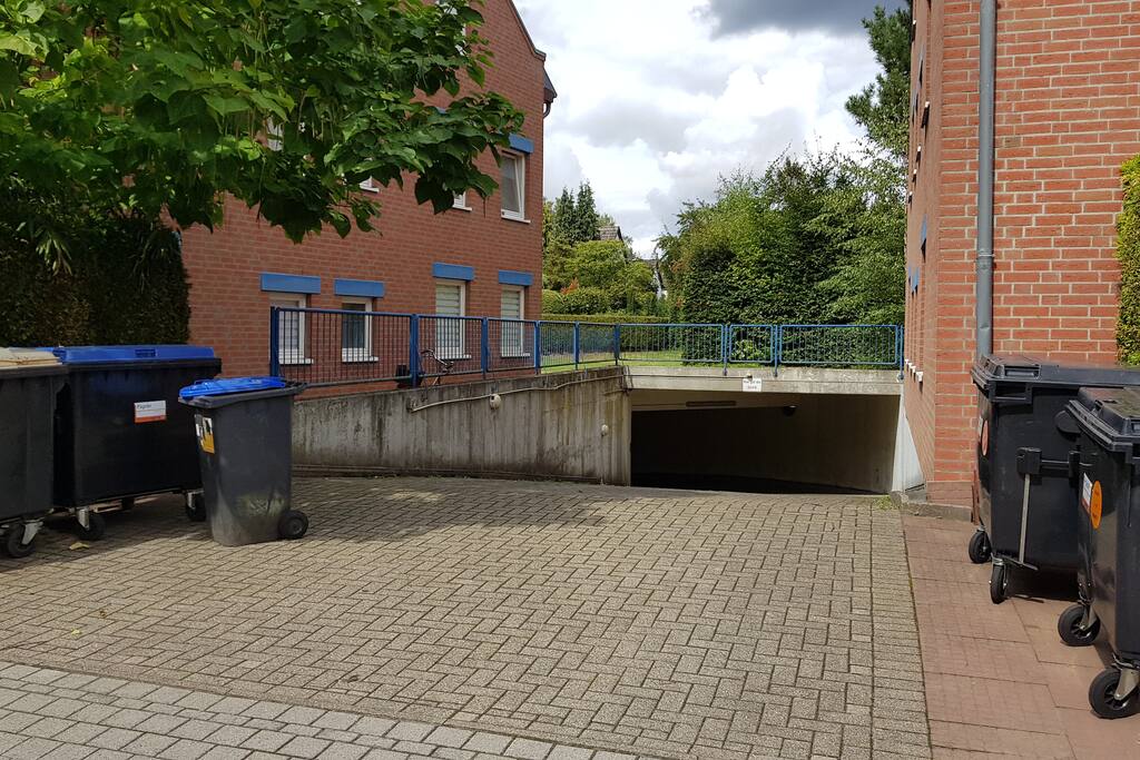 Blick auf die Tiefgaragen-Einfahrt mit eigenem Stellplatz