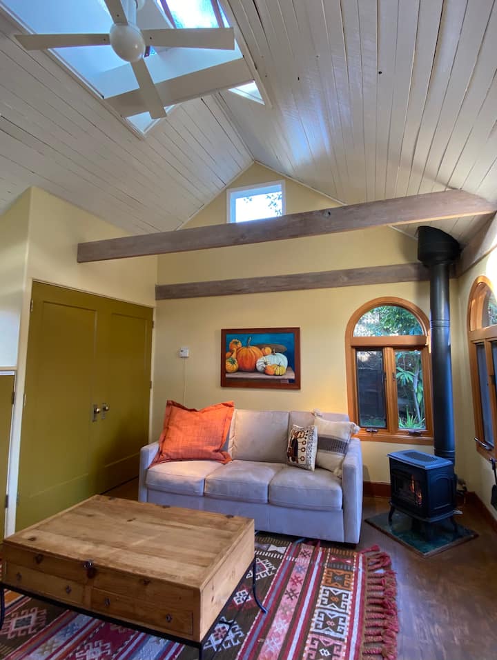 Studio ka dritare të mëdha me ndriçim qiellor. Argëtoji vizitorët me lojëra tavoline ose zhytu dhe shiko një film nën qiellin e natës.