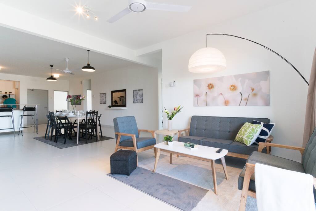 Open concept living room, dining and kitchen that are tastefully decorated