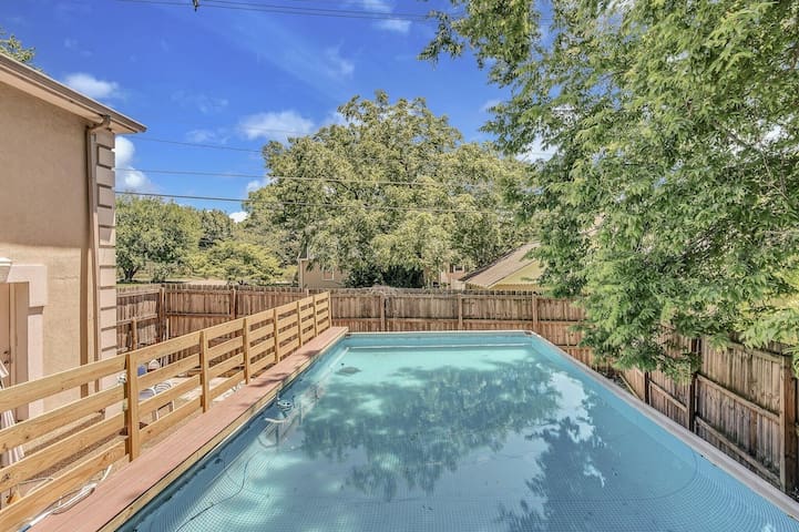 OPEN POOL & Hot Tub! 5.5 Baths, Near Downtown!