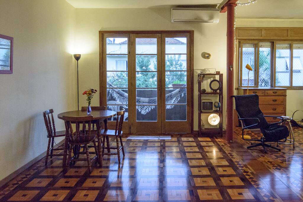 Sala ampla, sacada com rede em rua silenciosa, split e lareira.