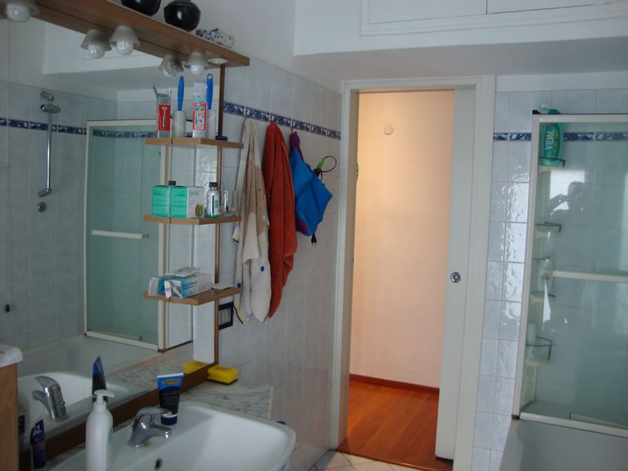 bagno con doccia e vasca