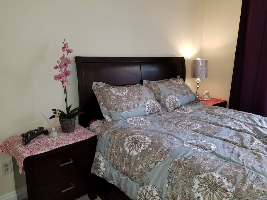 Cozy room with queen size bed.