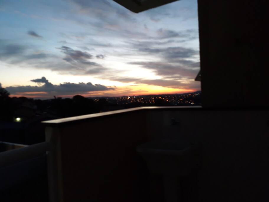 pôr do sol da sacada do quarto.