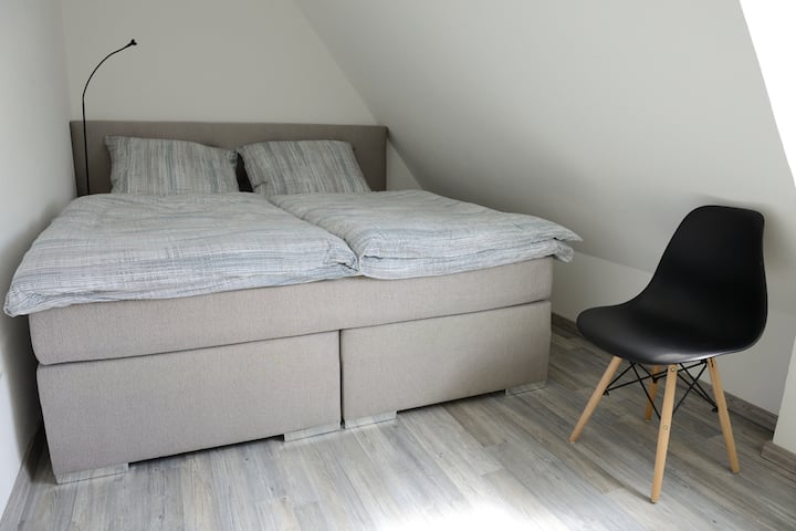 Dormitorio con cama con somier (180x200)