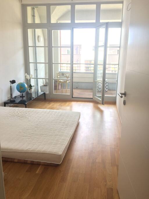 Eigenes ruhiges Schlafzimmer mit neuer Matratze. Frisch gewaschener neuer Decke und Kopfkissen!