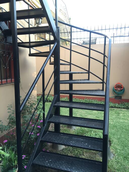 ESCALERAS AL SEGUNDO NIVEL