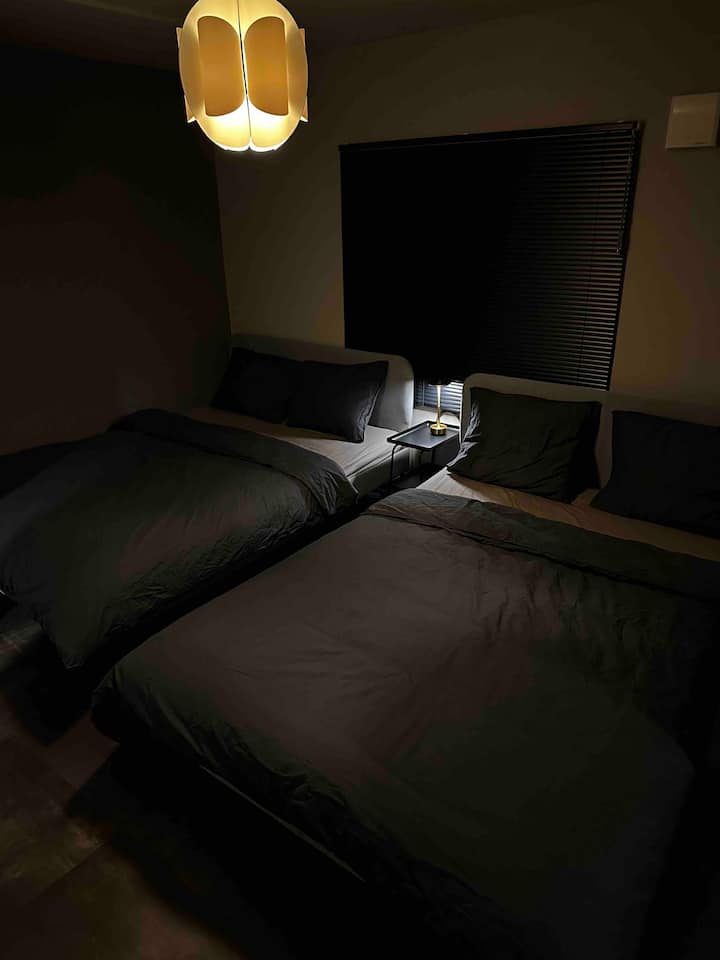 Chumba cha kulala karibu na mlango.Unaweza kupumzika na vitanda viwili.