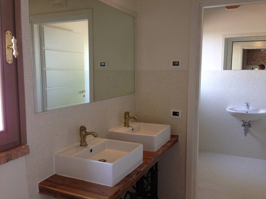 Bagno clienti con doppio lavabo realizzato con telai in ghisa Singer