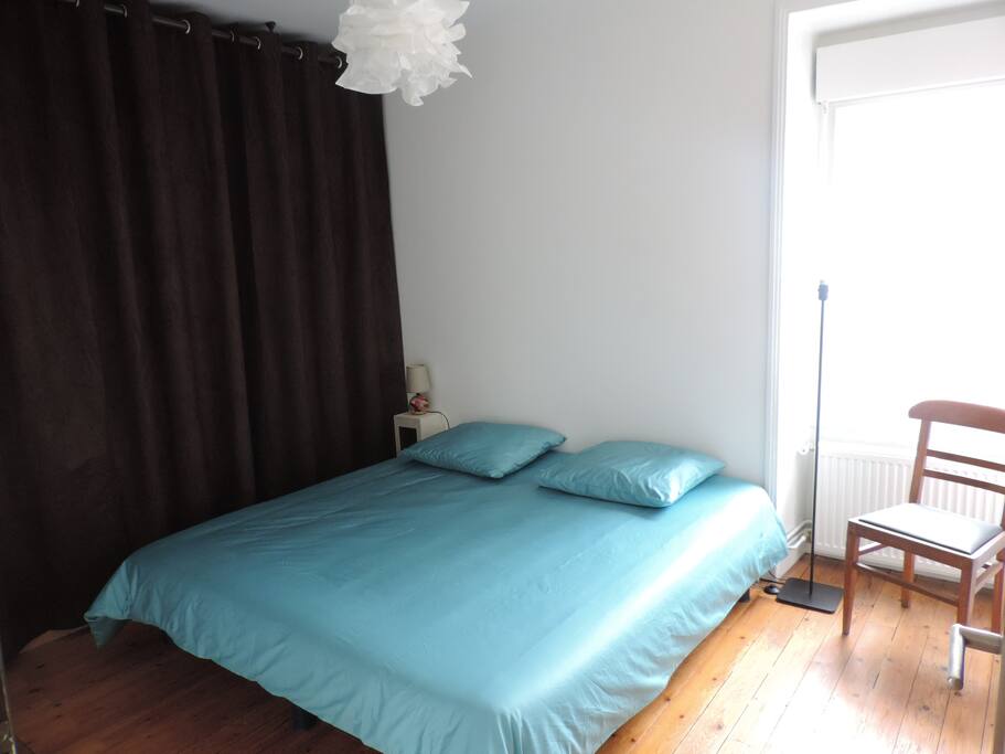 Chambre grand lit (2 matelas 90x190 séparables si besoin)