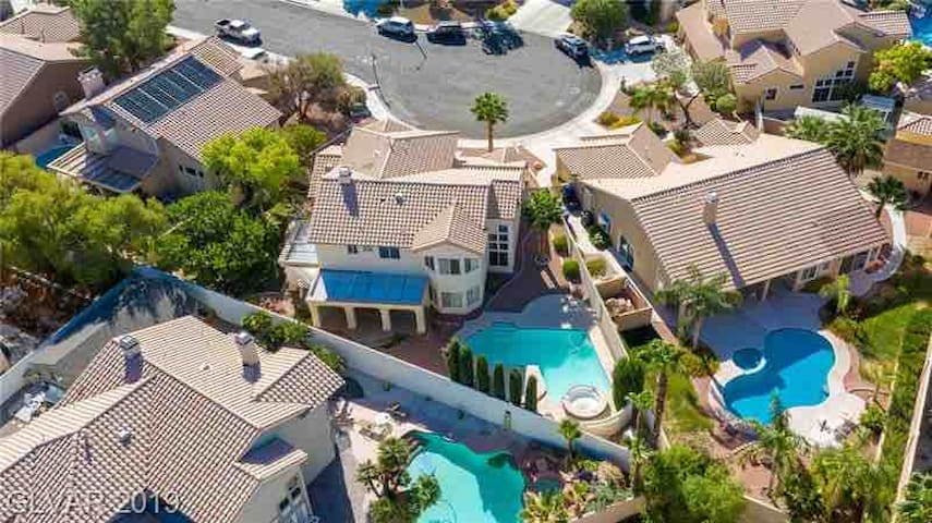#1 The Vegas Retreat (HEATED POOL)