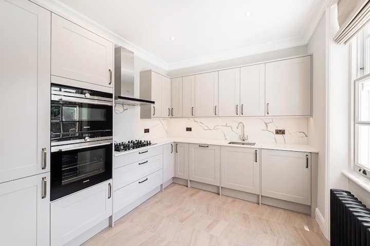 Large & Luxe 2 Bed Kensington Gardens, baby ready