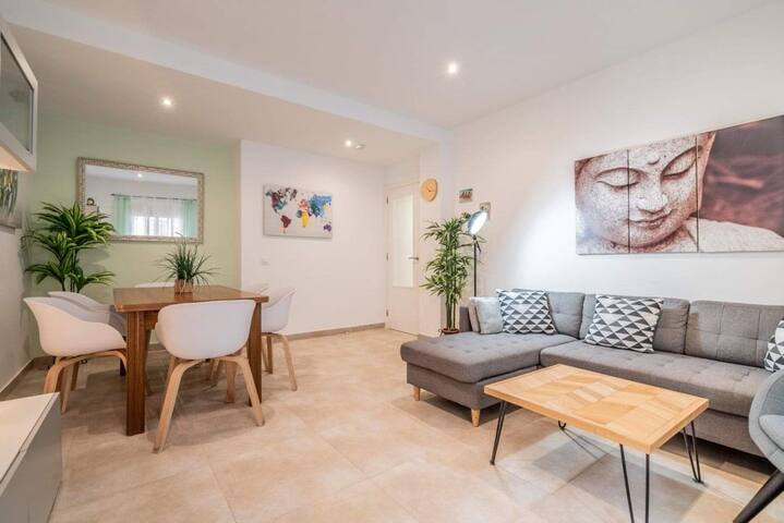 4 min to the beach! Wifi, A/C, SmartTV…