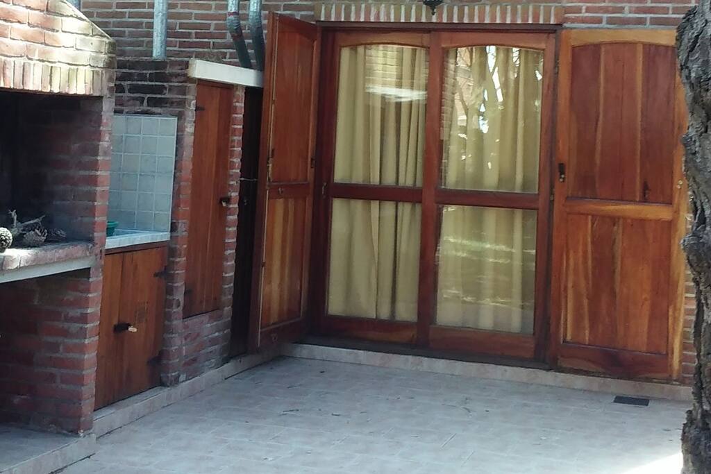 Parque y patio con parrilla, mesa y sillas