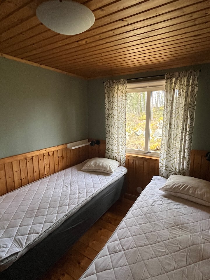 Dormitorio 1 con dos camas individuales nuevas compradas en marzo de 2024