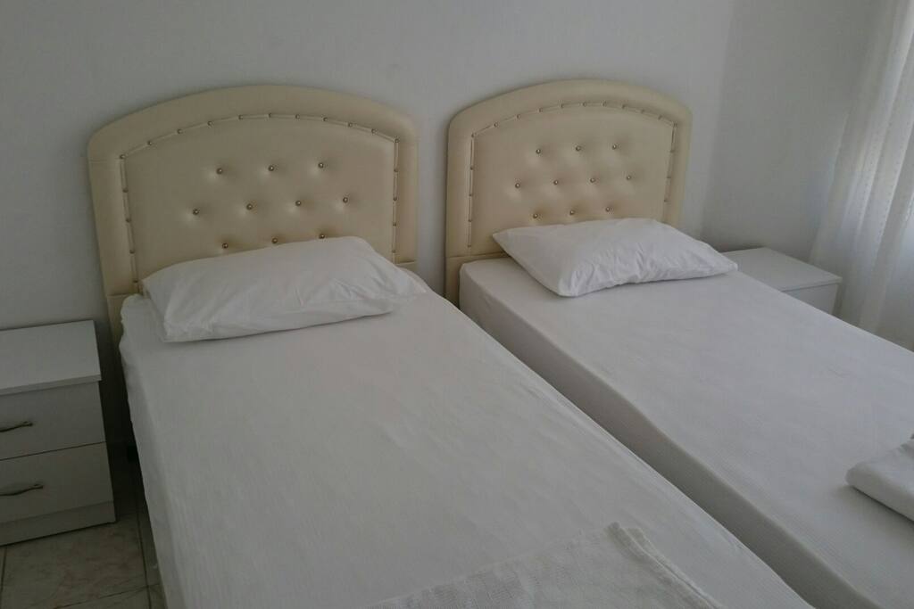 2 single yataklı oda(yataklar birleştirilebilir) tavan vantilatörü ve gardrop mevcut.