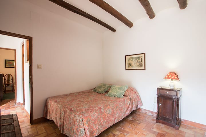 Habitación 6: con su zona de escritorio y una puerta-ventana que da directamente al patio. Cuarto de baño contiguo