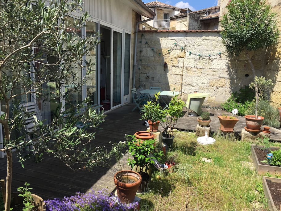 Le petit jardin et sa terrasse