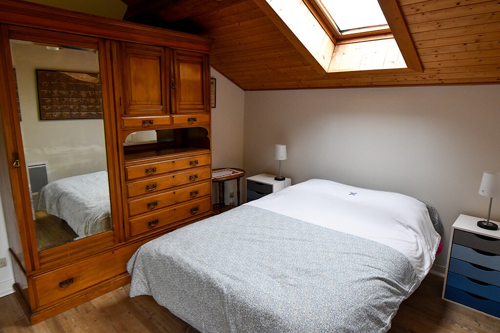 البيت الأبيض: غرفة نوم مزدوجة مع خزانة ملابس كبيرة وغرفة مزدوجة مع خزانة ملابس كبيرة.