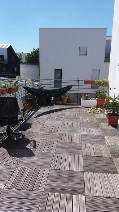 terrasse 24m2, un hamac est installé pendant l'été, orientation sud.
