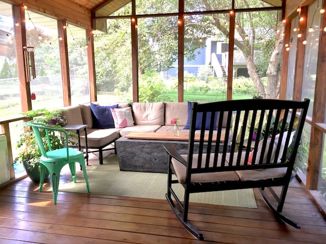 Bright & beautiful home with amazing back porch!