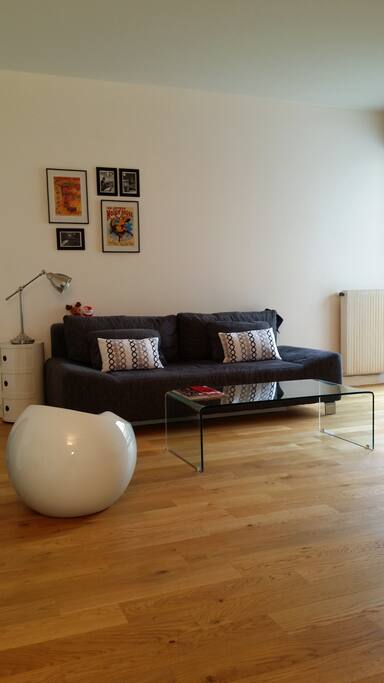 Salon avec télé, radio, lecteur CD et wifi, donnant sur une cours intérieur calme et arborée