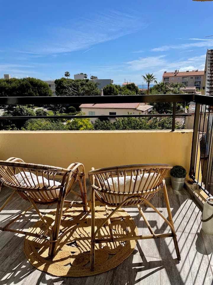 ห้องนอนระเบียงขนาดเล็ก - วิวทะเลและภูเขา 