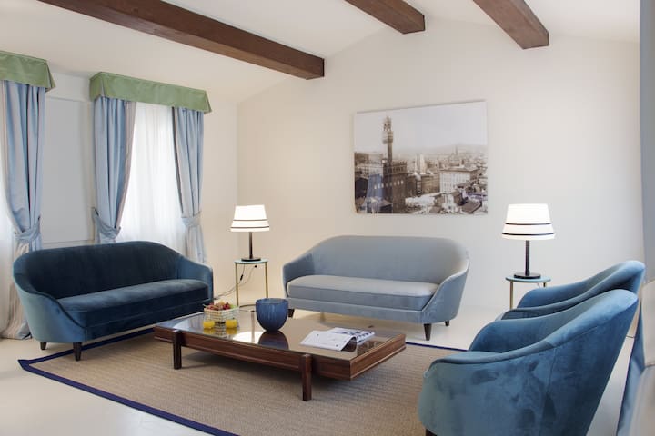 Dafne magnificent attic overlooking the Duomo