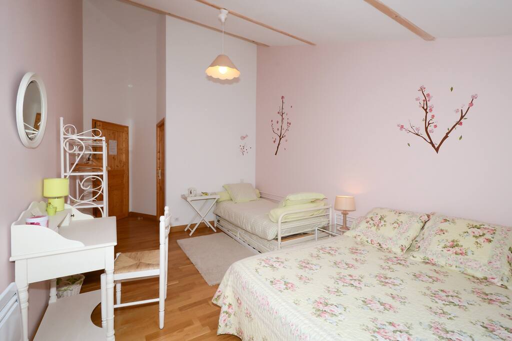 Chambre " lit de fleurs"