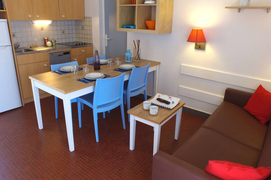 coin repas, kitchenette, salon canapé lit (places)