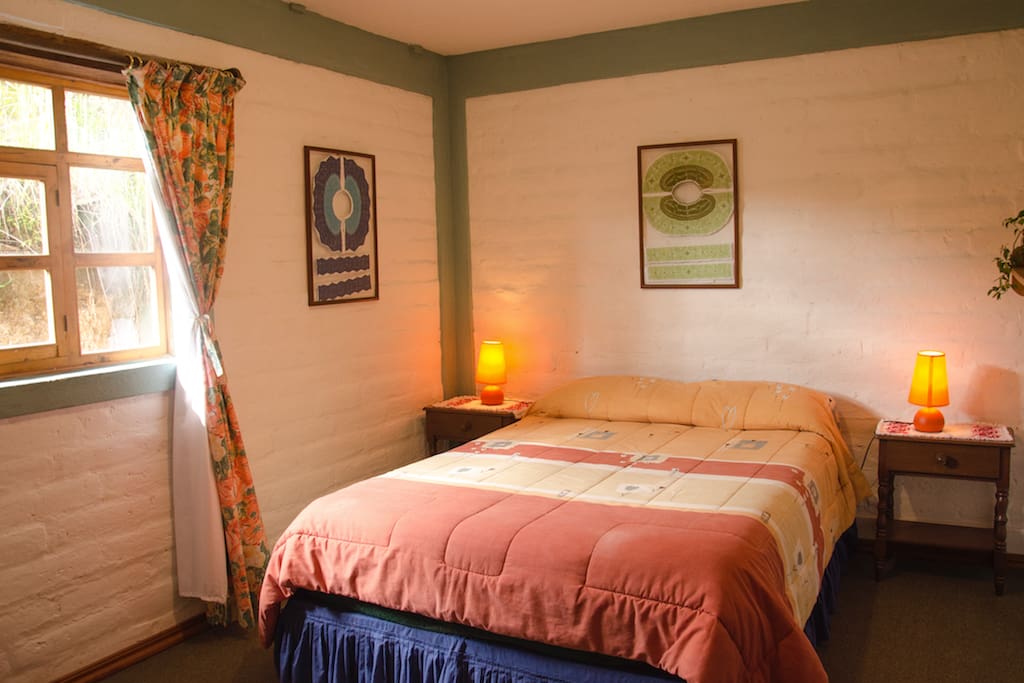 Cuarto matrimonial con baño compartio/ Double bedroom with shared bathroom/ Zimmer mit Doppelbett und geteiltem Bad