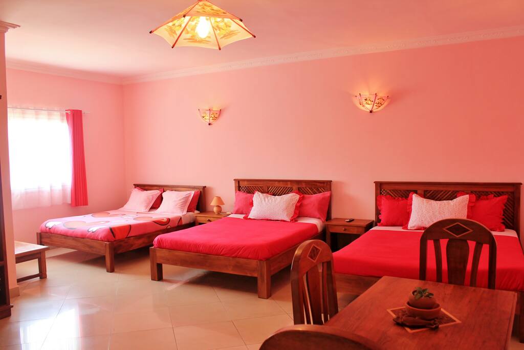 trois grand lits, TV, wifi