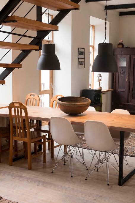 Detail of the dining table.Handmade by the uncle of the family and has served before as a ceiling.
Lot´s of fantastic dinners with the company of creative people are spent here!